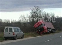 Нищо ново по пътищата! Пиян тираджия заора в канавка