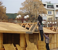 КРИЗАТА УДРЯ:  Липсват желаещи да наемат къщичките на коледния базар в Благоевград, никога досега не се бе провеждал втори и трети търг