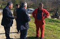 Надосегаем! Николай Чавеев се нанесе в имот на община Благоевград, тормози съседката Димка Паскалева, прегражда пътя в Селище, пипне ли го някой – скача на бой 