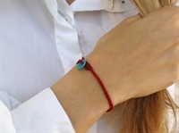 Църквата се опълчи на суеверията: Свалете от ръката червения конец!