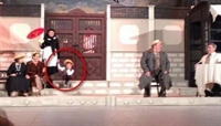 Майката на Рачков гледа внука си от последния ред, скрита в тъмното със скандалния Петър