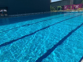 Летни тренировки по плуване очакват малките и големи плувци на басейна в Спортен комплекс „Симитли“ 