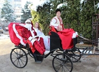 Дядо Коледа и Снежанка с турне по домовете в Кнежа