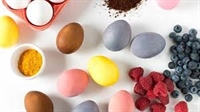 Боядисайте яйцата с полезни съставки