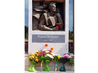 Десетки почетоха 72-годишнината от смъртта на поета Никола Вапцаров в Благоевград