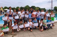 120 деца се учиха да плуват на  басейна в Полски Тръмбеш