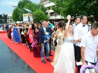 Абитуриентска фиеста в Благоевград: Балът на 4 училища се превърна в бляскаво събитие,на което ще завидят звездите от червения килим на Холивууд